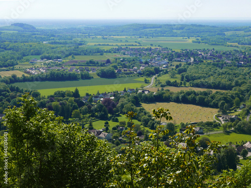 scenico panorama dei campi coltivati nella verde regione francese del Jura