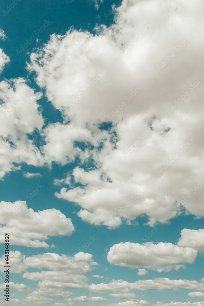Obraz premium Fluffy clouds against the blue sky