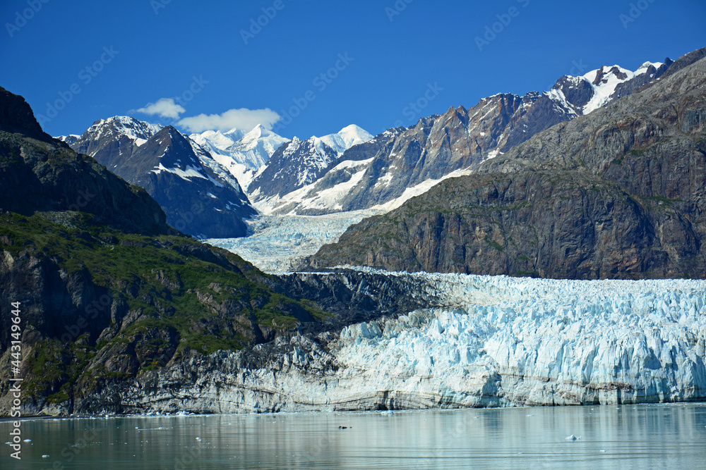 Obraz premium Spectacular Margerie glacier and surrounding mountain peaks of the fairweather range on a sunny summer day in glacier bay national park, southeast alaska