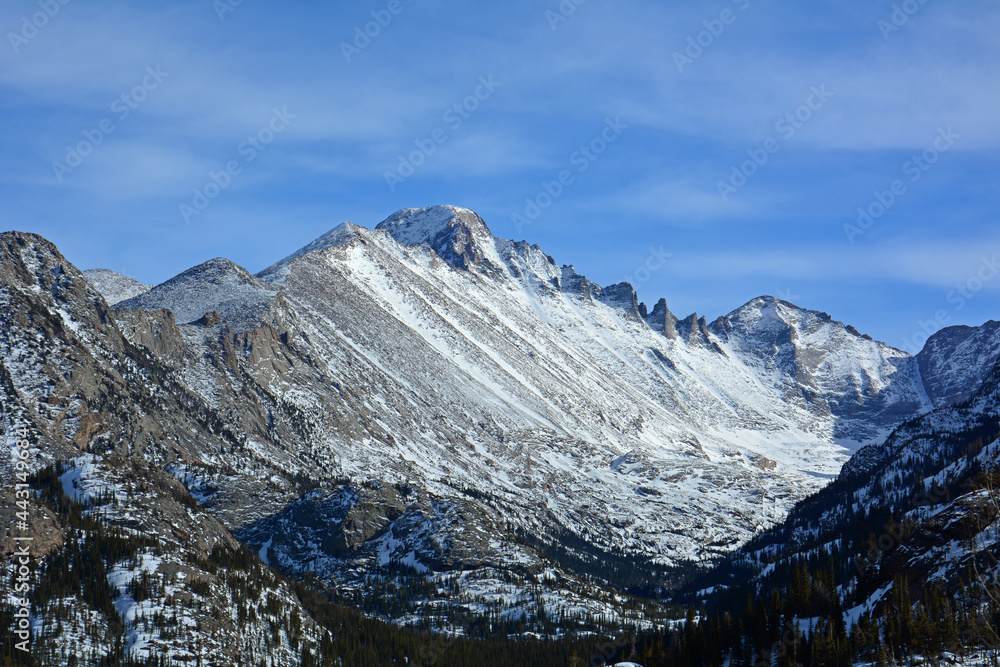 Obraz premium ong's peak as seen from snowshoeing on the emerald lake trail in rocky mountain national park, colorado 