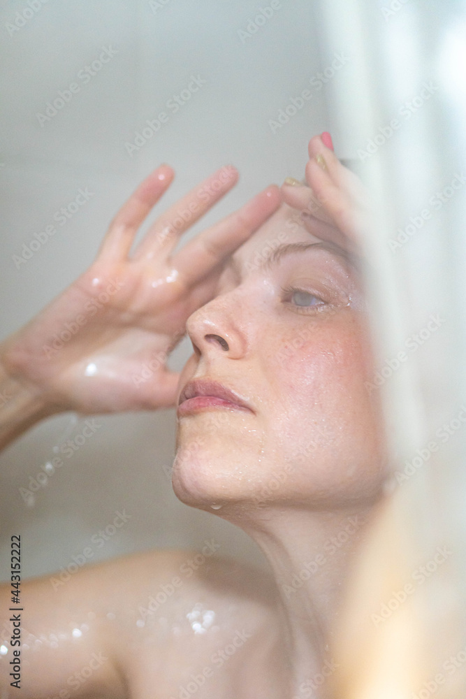Naklejka premium Blond woman with blue eyes in the shower