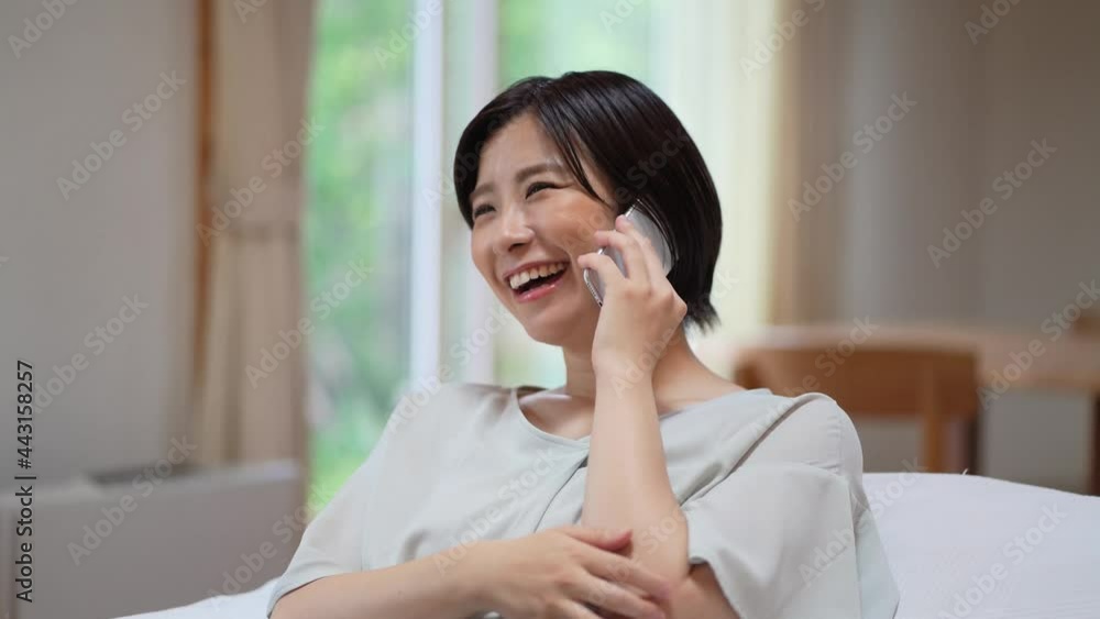 通話する女性 通話する女性
