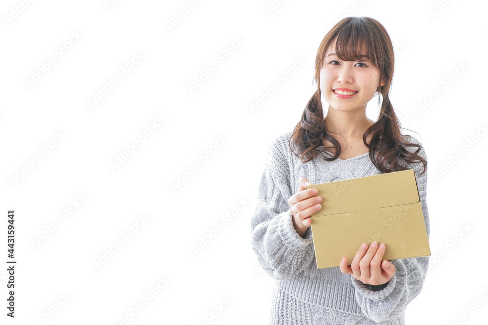 宅配便を受け取る女性 宅配便を受け取る女性