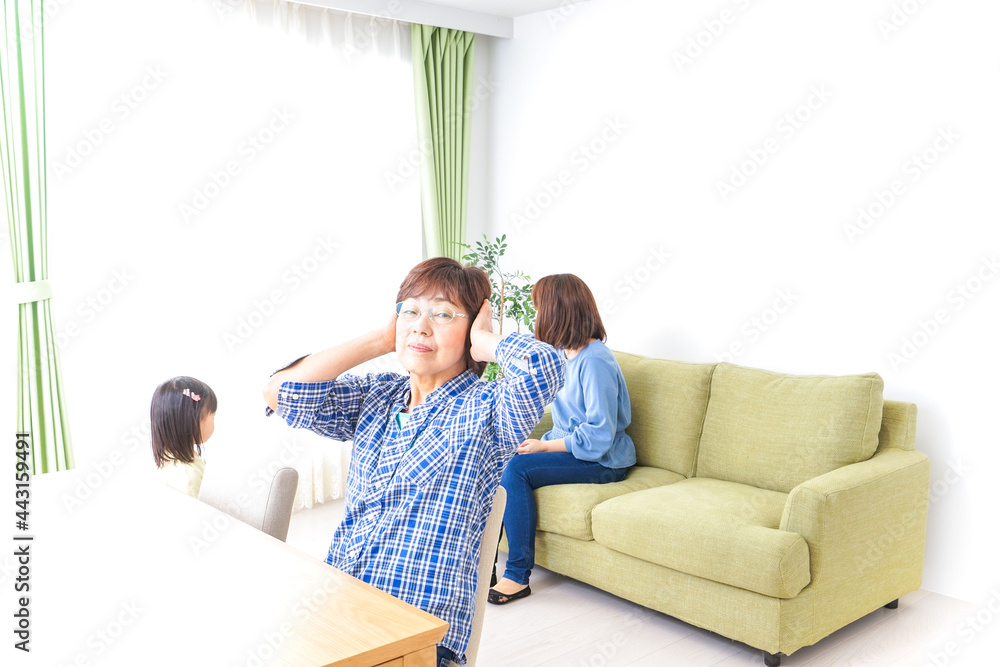 ふるさとに子供と帰省する家族 ふるさとに子供と帰省する家族