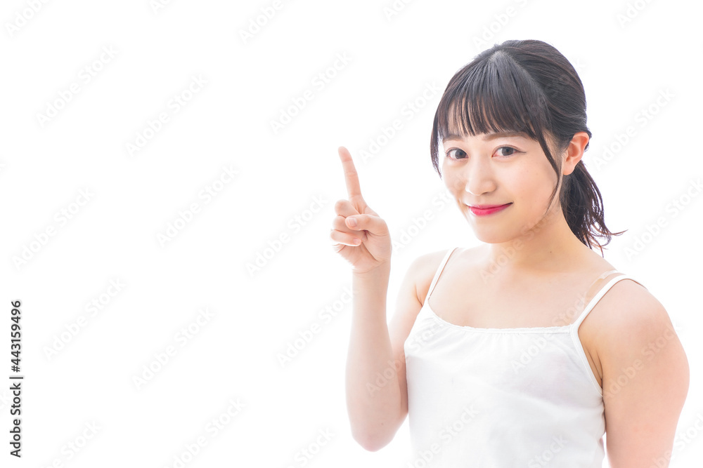 ビューティーアドバイスをする笑顔の若い女性 ビューティーアドバイスをする笑顔の若い女性