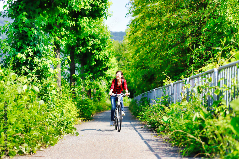 Fototapeta premium 自転車に乗る女性