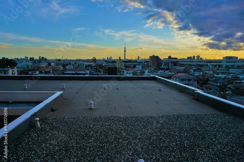 美しい青から黄色へのグラデーションの空と東京のビルや建物の立ち並ぶ風景