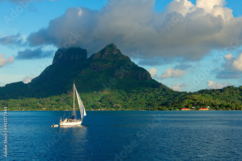 Bora Bora (Polynésie Française) : Voilier naviguant dans le lagon