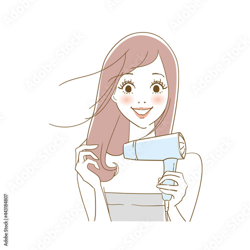 ドライヤーで髪を乾かす女性