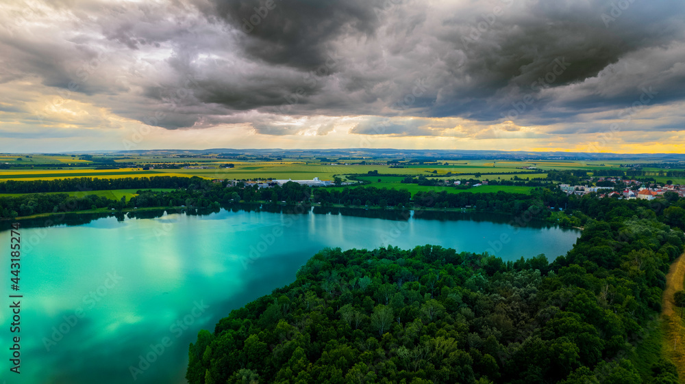 Obraz premium lake and clouds