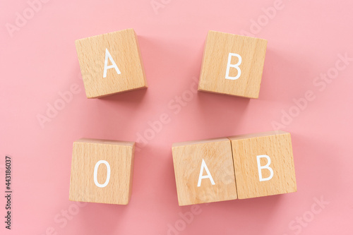 血液型｜「A B O AB」と書かれた積み木