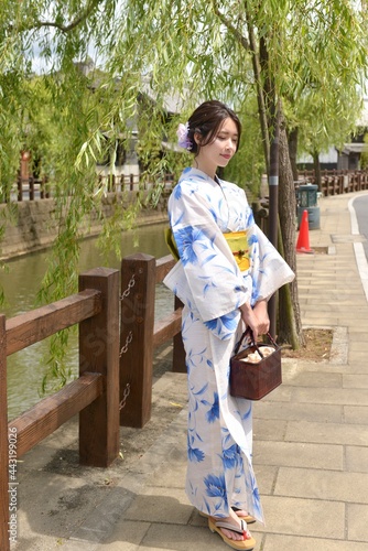 小江戸佐原の町並みでポーズをとる若い浴衣姿の女性