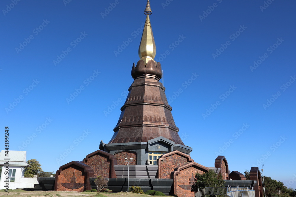 タイ、チェンマイの山にある寺院「ドイ・インタノン山」の仏塔