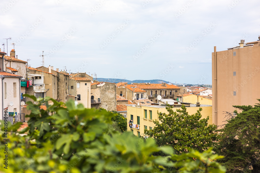 Vue sur la ville de Sète et son port depuis le Quartier Haut (Occitanie, France)