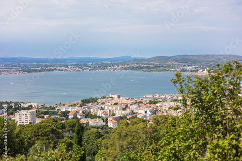 Vue sur la ville de Sète, entre l'étang de Thau et la mer Méditerranée, depuis le Mont Saint-Clair (Occitanie, France)