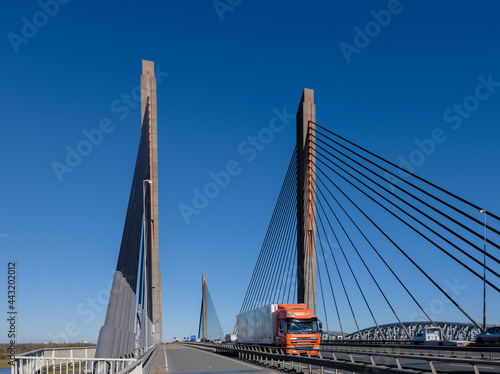 De Martinus Nijhoffbrug in Zaltbommel is een oeververbinding over de rivier de Waal. Op de kabelbrug rijdt het verkeer van de snelweg de A2