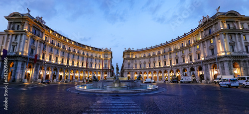 ローマの共和国広場、中心にはナイアディの泉