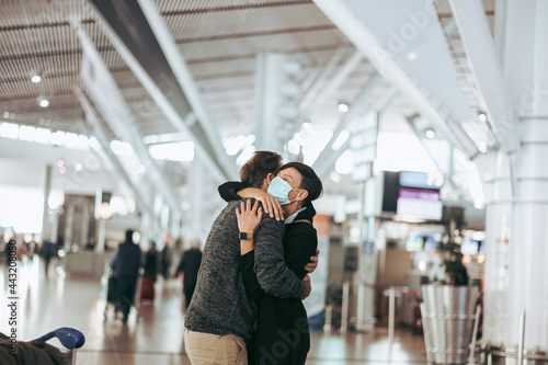 Fényképezés Woman welcoming man at airport