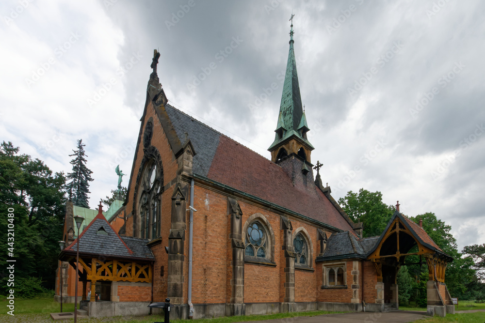 Neogotycki, zabytkowy kościółek Dobrego Pasterza (z  figurą Anioła Pokoju i mauzoleum rodziny Donnersmarcków) zlokalizowany w parku w Świerklańcu, woj. śląskie.