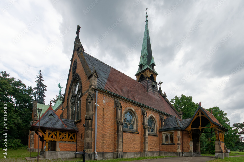 Neogotycki, zabytkowy kościółek Dobrego Pasterza (z figurą Anioła Pokoju i mauzoleum rodziny Donnersmarcków) zlokalizowany w parku w Świerklańcu, woj. śląskie. Neogotycki, zabytkowy kościółek Dobrego Pasterza (z figurą Anioła Pokoju i mauzoleum rodziny Donnersmarcków) zlokalizowany w parku w Świerklańcu, woj. śląskie.
