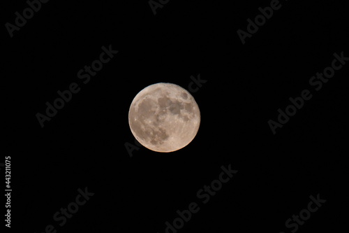 北海道の春の夜の満月