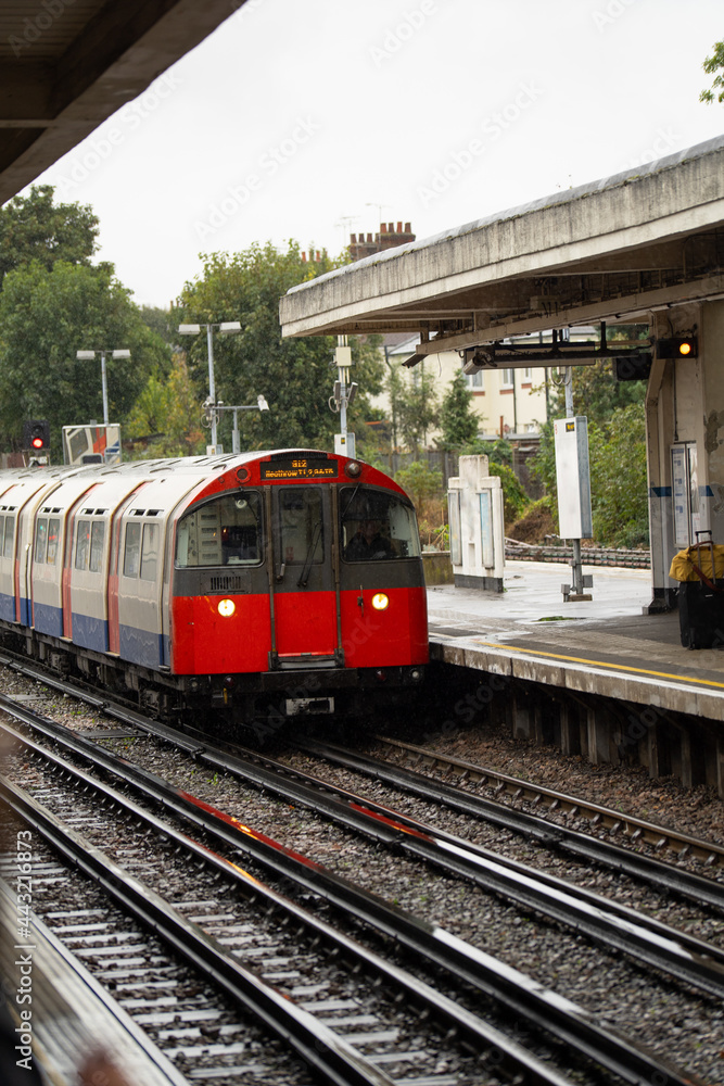 Naklejka premium Einfahrt einer U-Bahn in die Station