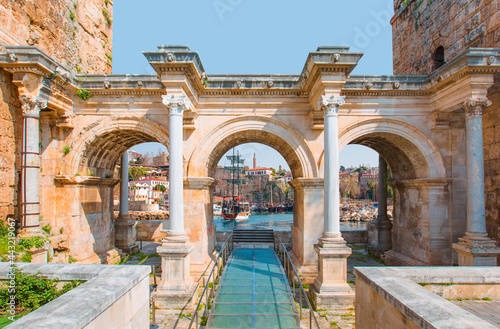 Foto View of Hadrian's Gate in old city of Antalya - Old town (Kaleici) in the backgr