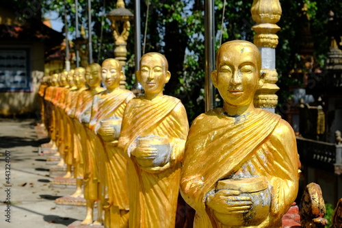 Fotografie Cambodia Sihanoukville - Kampong Som - Wat IntNhean - Wat Krom Golden Buddha sta