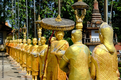 Fotografie Cambodia Sihanoukville - Kampong Som - Wat IntNhean - Wat Krom Golden Buddhist s