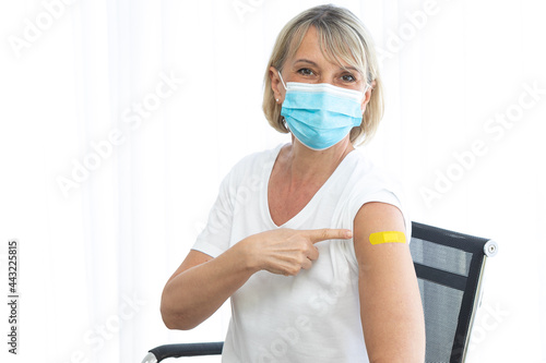 Foto Happy senior woman after recieve covid -19 vaccine injection.