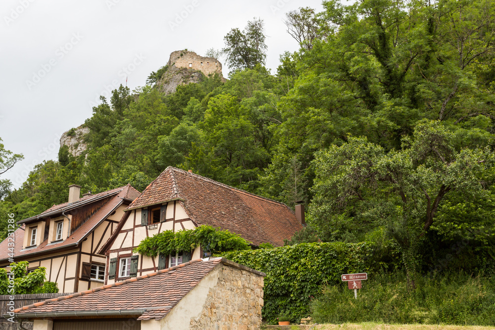 Château de ferrette surplombant le village Château de ferrette surplombant le village