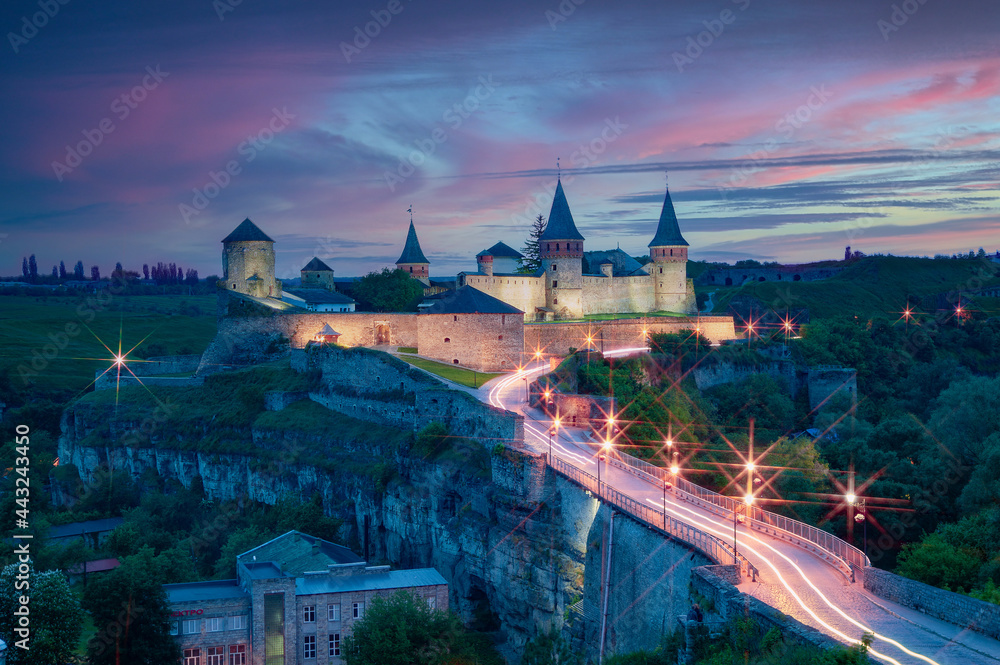 Naklejka premium Beautiful sunset view of Kamianets-Podilskyi Castle, Khmelnytskyi Oblast, Ukraine.