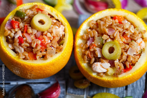 Quadro su tela An exotically decorated dish of bulgur, poultry and vegetables with oranges