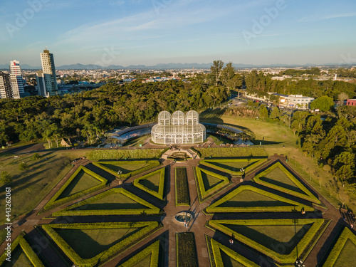 Jardim Botânico de Curitiba é o ponto turístico mais conhecido da capital com sua estufa e jardins estilo francês, trás uma perspectiva única do perfil da cidade. Curitiba, Paraná, Brasil. 