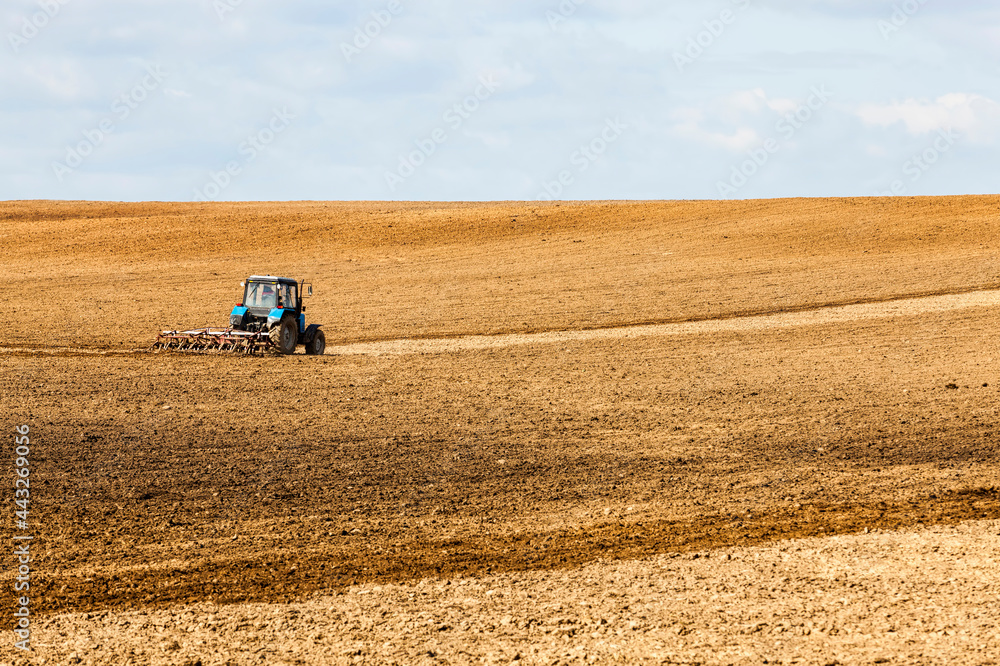 Obraz premium plowed agricultural field
