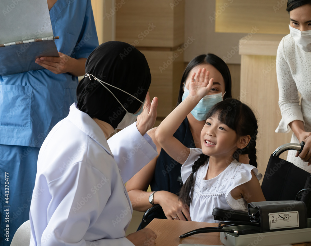The medical team is greeting cute girl patients to relieve anxiety as they are treated in the hospital The medical team is greeting cute girl patients to relieve anxiety as they are treated in the hospital