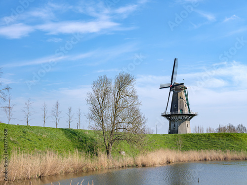 De molen Nooit Gedagt is een wal- en windmolen in de Nederlandse stad Woudrichem. photo