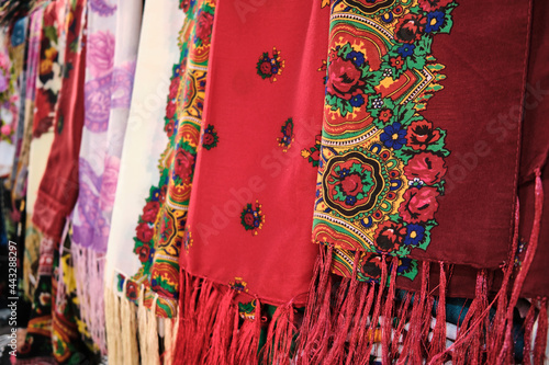 Φωτογραφία Colorful traditional middle eastern shawls hanging at bazaar