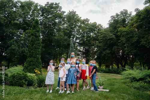 A class of masked school children is engaged in outdoor training during the epidemic. Back to school, learning during the pandemic