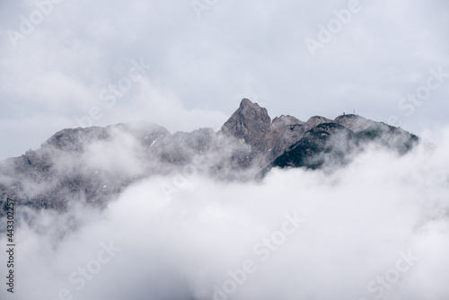 delle nuvole basse sul bosco dopo un forte temporale in montagna