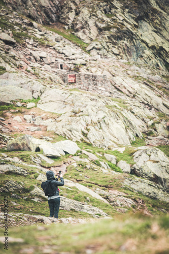 Giovane ragazza escursionista in montagna photo