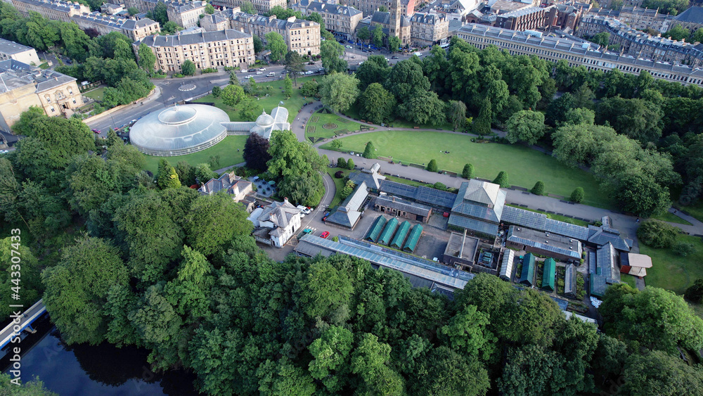 Obraz premium Low-level aerial image over the Botanic Gardens in the West End of Glasgow.