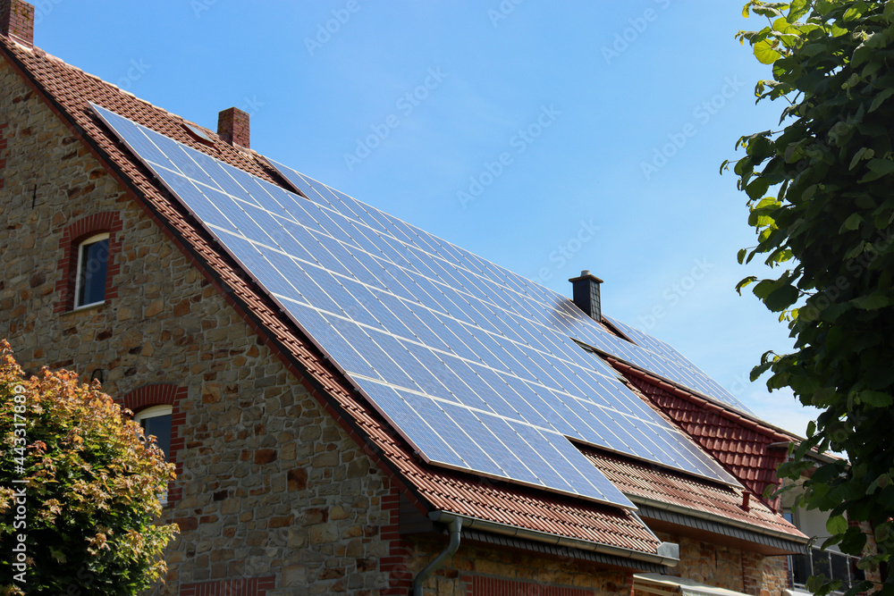 Fototapeta premium Großes Bauernhaus-Dach mit Solarpanel-Fläche im Landkreis Osnabrück, Niedersachsen, Germany