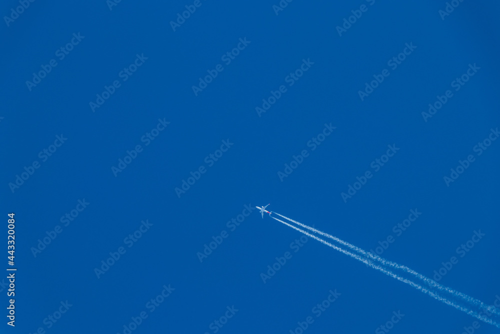 Avião cruzando o céu azul deixando rastros brancos. Avião cruzando o céu azul deixando rastros brancos.