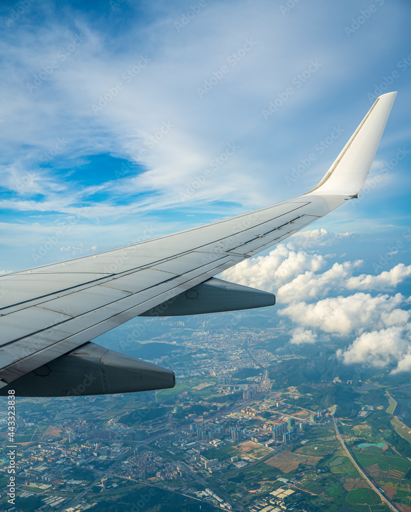 Fototapeta premium airplane wing above the ground