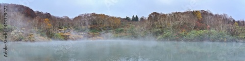 霧雨に煙る地獄沼の紅葉と湧き出す温泉のパノラマ情景＠酸ヶ湯、青森