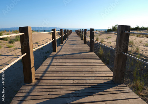 Fototapeta Naklejka Na Ścianę i Meble -  paseo de madera en una playa
