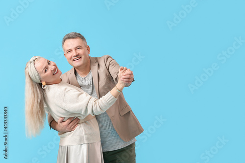 Dancing mature couple on co...