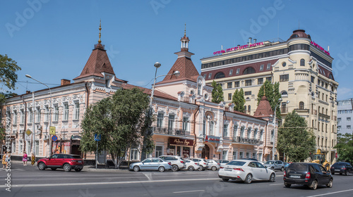  By Avenue Voroshilovskiy, along Alfa-Bank, moving cars and pedestrians