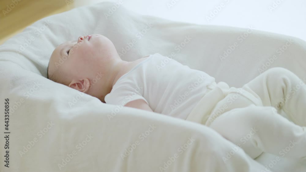 ベビーベッドで眠る赤ちゃん ベビーベッドで眠る赤ちゃん